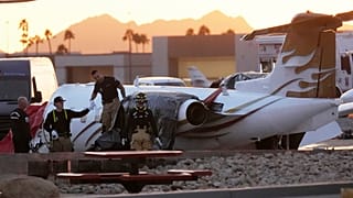 Arizona'da itfaiye ekipleri, kaza yapan jetin çevresinde çalışmalarda bulunurken, 10 Şubat Pazartesi