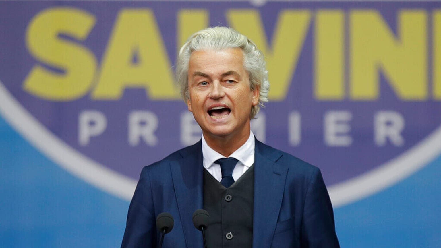 Geert Wilders, lider holenderskiej Partii Wolności, macha podczas przemówienia na wiecu zorganizowanym przez lidera Ligi Matteo Salviniego z liderami europejskich partii nacjonalistycznych.