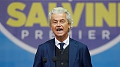 Geert Wilders, Vorsitzender der niederländischen Partei für die Freiheit, winkt während seiner Rede auf einer von Matteo Salvini, dem Vorsitzenden der Lega, organisierten Kundgebung mit führenden Vertretern europäischer nationalistischer Parteien.