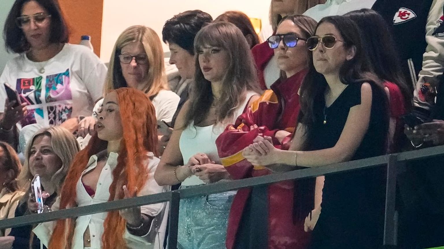 Taylor Swift (fehér ujjatlan pólóval) nézi a Kansas City Chiefs és a Philadelphia Eagles közötti NFL Super Bowl 59 futballmérkőzést 2025. 02.09-én, New Orleansban.