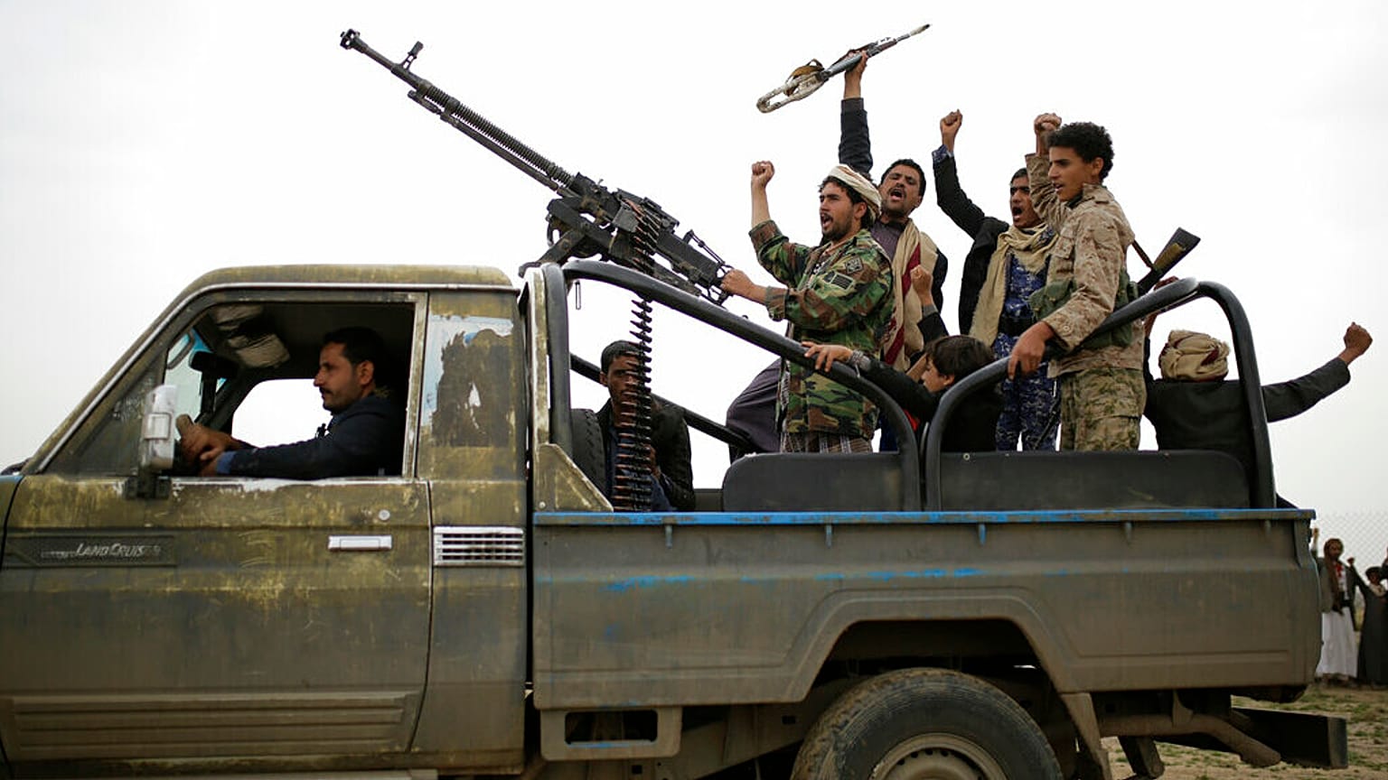 ARQUIVO: Combatentes dos rebeldes Houthi entoam slogans em Sanaa, Iémen, a 1 de agosto de 2019.