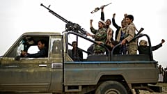ARQUIVO: Combatentes dos rebeldes Houthi entoam slogans em Sanaa, Iémen, a 1 de agosto de 2019.