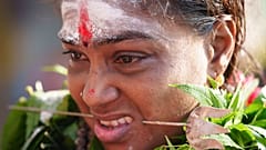 Eine gläubige Hindu steht mit einer von einem Metallstab durchbohrten Zunge während des Thaipusam-Festivals in Selangor, Malaysia, am 11.02.2025.