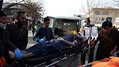 حملات انتحاری سال‌هاست که در افغانستان انجام می‌شود. این عکس یکی از مجروحان یک حمله انتحاری در کابل در سال ۲۰۱۸ را نشان می‌دهد