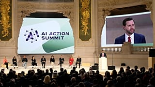 O vice-presidente dos EUA, JD Vance, dirige-se ao público no Grand Palais durante a Cimeira de Ação sobre Inteligência Artificial em Paris, terça-feira, 11 de fevereiro de 2025.