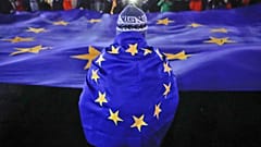 DATEI: Menschen halten eine große Flagge der Europäischen Union während einer Demonstration, an der sich Hunderte von Menschen in Bukarest, Rumänien, am Sonntag, 3. Dezember 2017, beteiligen.