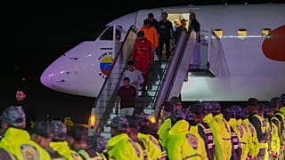 Migrantes venezuelanos deportados dos EUA chegam ao Aeroporto Internacional Simon Bolivar em Maiquetía, Venezuela.
