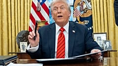 Präsident Donald Trump spricht mit Reportern, als er im Oval Office am Montag, 10. Februar 2025, in Washington Durchführungsverordnungen unterzeichnet.