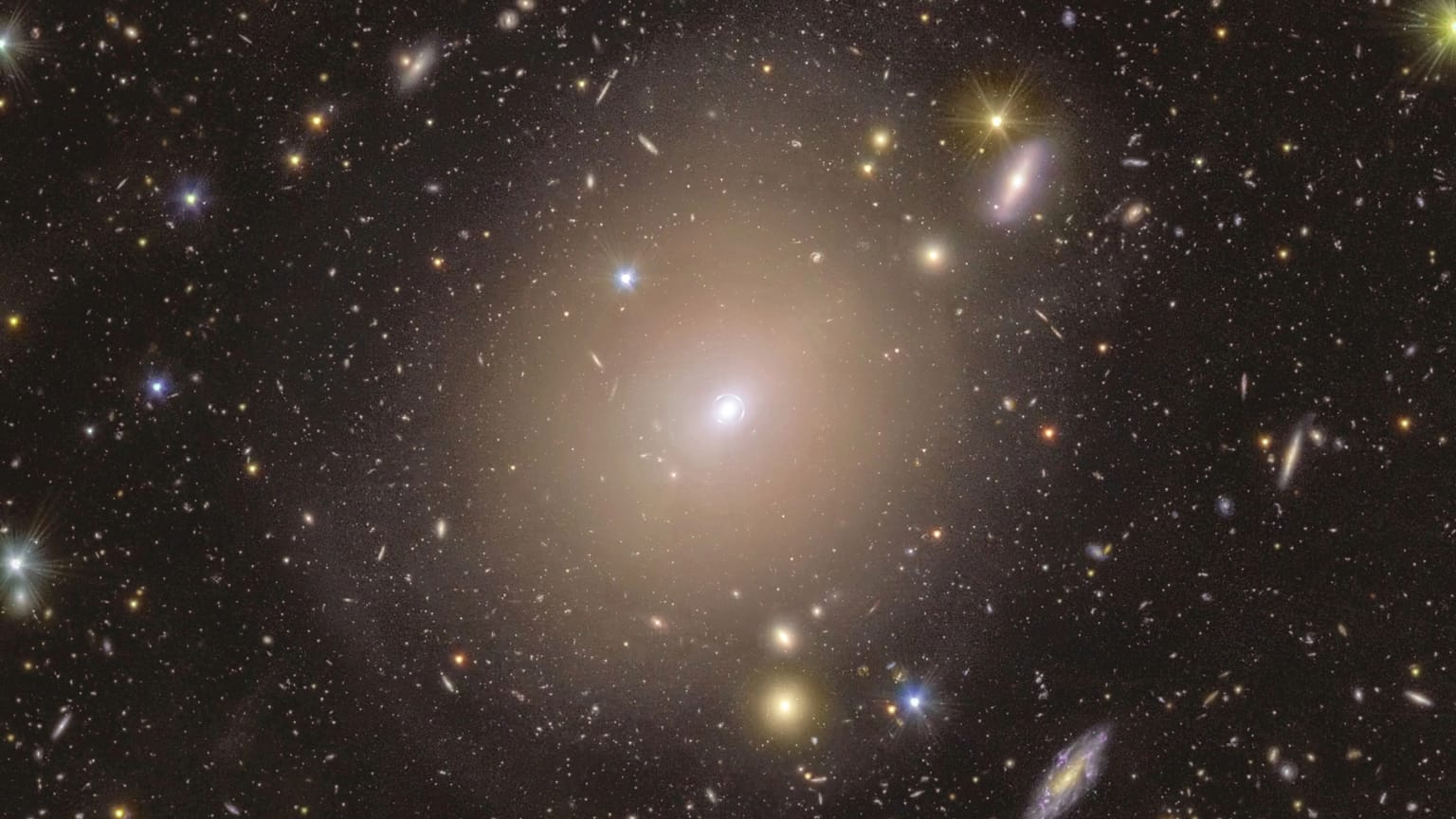 Esta fotografía proporcionada por la Agencia Espacial Europea muestra un anillo de luz que rodea el centro de la galaxia NGC 6505, capturada por el telescopio Euclid de la ESA