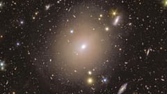 Esta fotografía proporcionada por la Agencia Espacial Europea muestra un anillo de luz que rodea el centro de la galaxia NGC 6505, capturada por el telescopio Euclid de la ESA