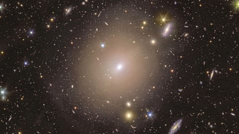 Esta fotografía proporcionada por la Agencia Espacial Europea muestra un anillo de luz que rodea el centro de la galaxia NGC 6505, capturada por el telescopio Euclid de la ESA