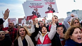 Istanbul's Mayor Ekrem İmamoğlu supporters shout slogans as they gather in front of the Istanbul courthouse, in Istanbul, Turkey, Friday, 31 Jan, 2025.