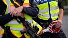 Deutsche Bundespolizisten kontrollieren Autos an der deutsch-österreichischen Grenzübergangsstelle in Kiefersfelden