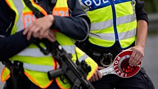 Alman federal polis memurları Kiefersfelden'deki Avusturya-Almanya sınır geçiş noktasında araçları kontrol ediyor
