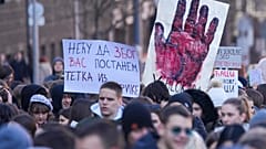 Protest anlässlich des 100. Tages seit dem Einsturz einer Betonüberdachung eines Bahnhofs, bei dem 15 Menschen ums Leben kamen, vor dem Bildungsministerium in Belgrad, Serbien, 11. Februar 2025.