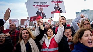 Υποσ��ηρικτές του Εκρέμ Ιμάμογλου έξω από δικαστήριο στην Κωνσταντινούπολη 31/1/25