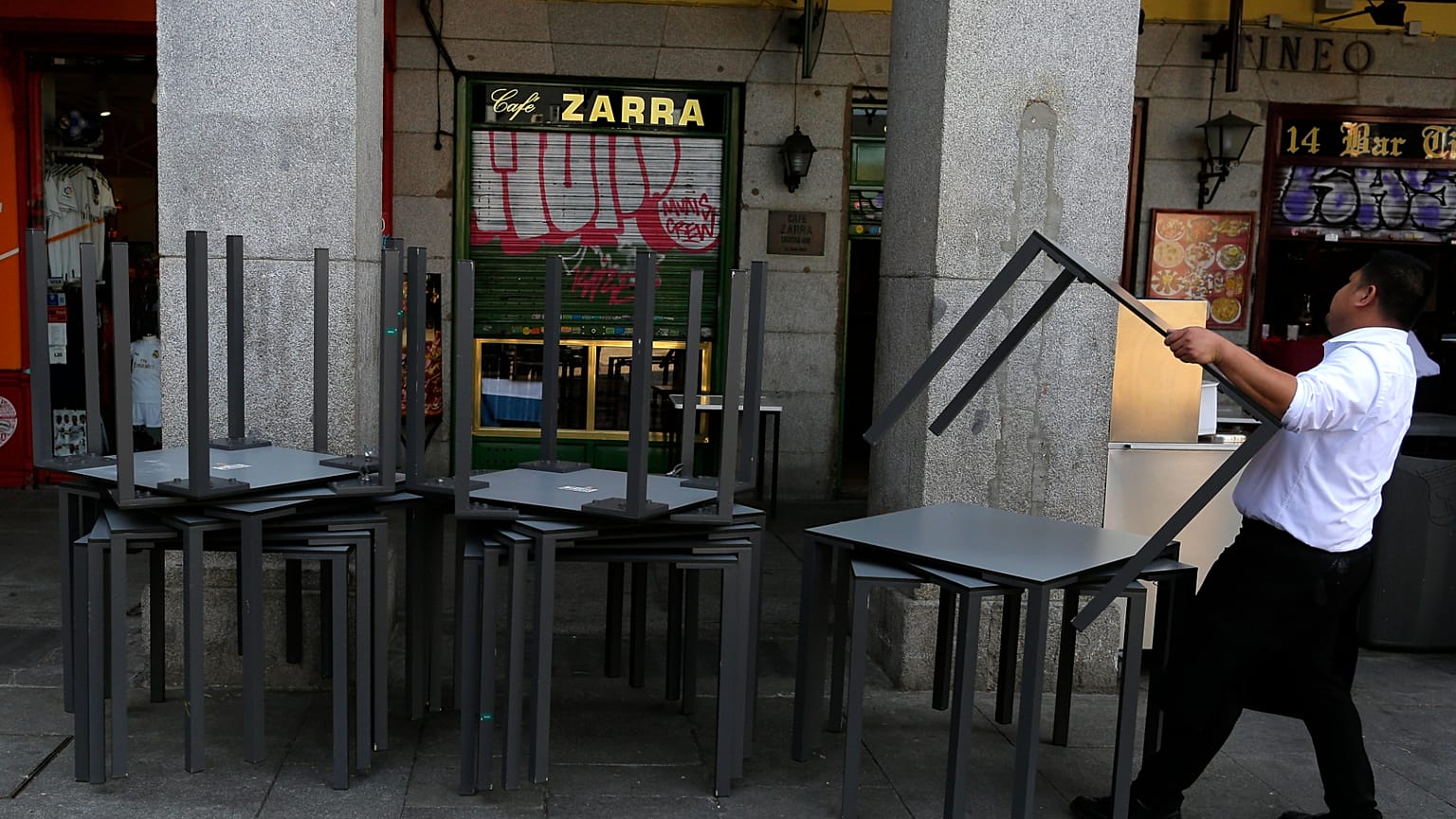 Archivo: Un camarero desmonta una terraza en un bar en el centro de Madrid, en marzo de 2020.