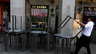 Archivo: Un camarero desmonta una terraza en un bar en el centro de Madrid, en marzo de 2020.
