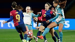 Mapi Leon (gránátvörös-kékben szemben) a labdáért harcol a Barcelona - Manchester Citynői labdarúgó BL-mérkőzésen 2024. december 18-án a barcelonai Olimpiai Stadionban. 