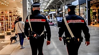 ARCHIVO: Agentes de los Carabinieri patrullan en Assago, a las afueras de Milán, Italia, el viernes 28 de octubre de 2022.