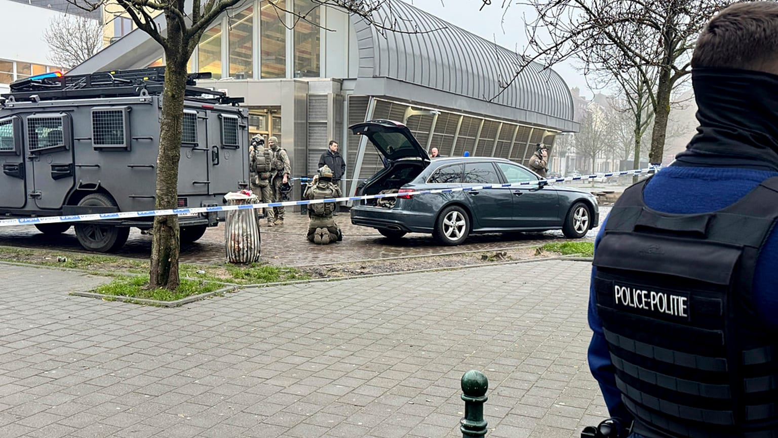 Polícia opera numa área em redor da estação de metro de Clemenceau após um tiroteio em Bruxelas.