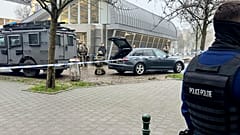 Polícia opera numa área em redor da estação de metro de Clemenceau após um tiroteio em Bruxelas.