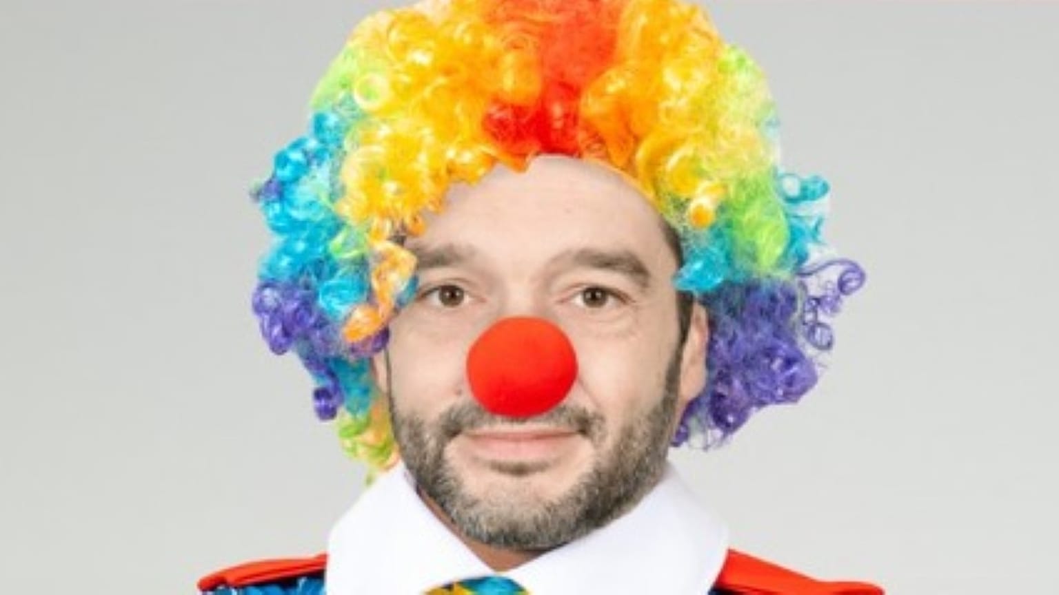 Campaña de Ryanair que muestra al ministro español de consumo vestido de payaso. 
