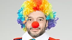 Campaña de Ryanair que muestra al ministro español de consumo vestido de payaso. 