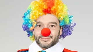 Campaña de Ryanair que muestra al ministro español de consumo vestido de payaso.