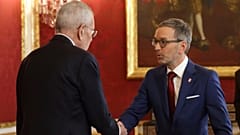 Der österreichische Bundespräsident Alexander Van der Bellen, links, begrüßt den Chef der Freiheitlichen Partei (FPÖ) Herbert Kickl in seinem Büro in Wien, Österreich, Montag, 6. Januar 2025.