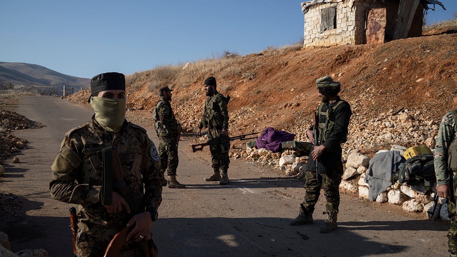 Membri delle nuove forze di sicurezza sono di guardia a un posto di blocco situato vicino al confine con il Libano, nella città di Sergaya, in Siria, martedì 7 gennaio 2025.