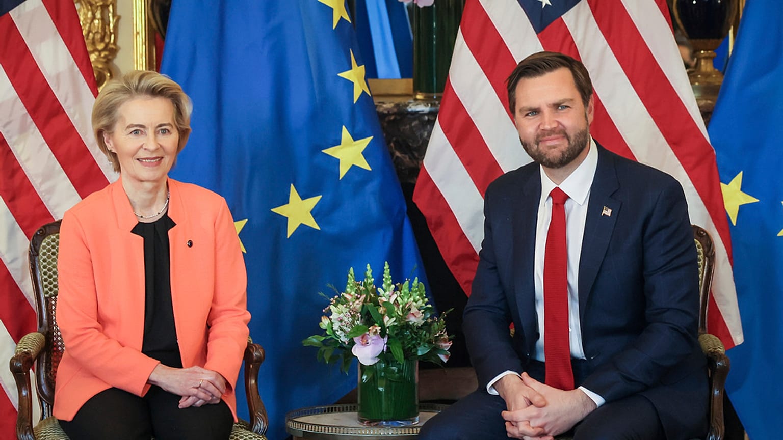 Wiceprezydent Stanów Zjednoczonych JD Vance (po prawej) pozuje z przewodniczącą Komisji Europejskiej Ursulą von der Leyen podczas dwustronnego spotkania w Pałacu Elizejskim, w
