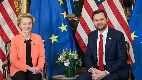 Az Európai Bizottság elnöke, Ursula von der Leyen (balra) és J.D.Vance amerikai alelnök a párizsi találkozón 2025.02.11-én.  