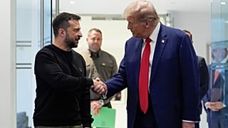 الرئيس دونالد ترامب والرئيس الأوكراني فولوديمير زيلينسكي يتصافحان خلال اجتماعهما في نيويورك، في 27 سبتمبر 2024.
