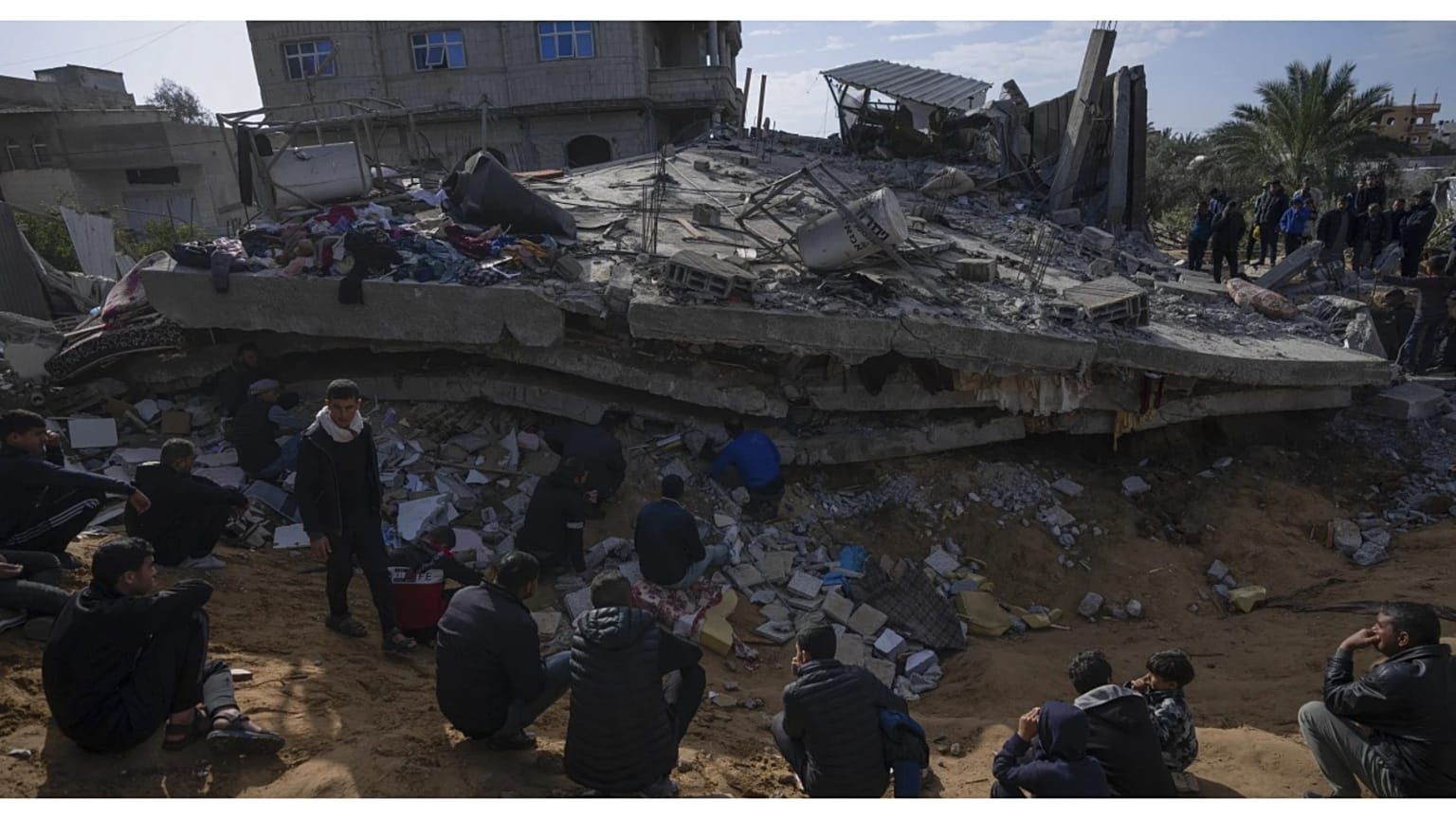 فلسطينيون يبحثون عن جثث ذويهم بين الأنقاض في مدينة رفح بعد غارة جوية إسرائيلية، 4 مارس 2024.
