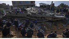 فلسطينيون يبحثون عن جثث ذويهم بين الأنقاض في مدينة رفح بعد غارة جوية إسرائيلية، 4 مارس 2024.