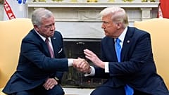 الرئيس الأمريكي دونالد ترامب يستقبل العاهل الأردني الملك عبد الله الثاني بالبيت الأبيض في واشنطن، الثلاثاء 11 فبراير 2025.