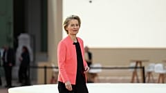 Die Präsidentin der Europäischen Kommission Ursula von der Leyen trifft während des Aktionsgipfels für künstliche Intelligenz am Dienstag, 11. Februar 2025, im Grand Palais in Paris ein.
