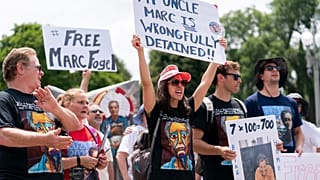 Ellen Keelan y otros familiares se concentran ante la Casa Blanca por la liberación de Marc Fogel, detenido en Rusia desde agosto de 2021, sábado 15 de julio de 2023.