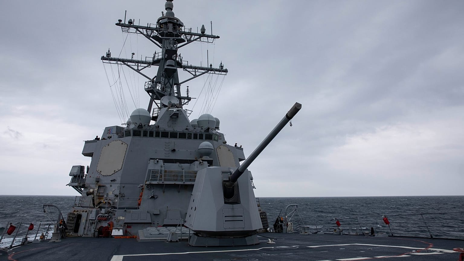 المدمرة الأمريكية من فئة أرلي بيرك يو إس إس رالف جونسون (DDG 114) تجري عمليات روتينية جارية في مضيق تايوان، في 9 سبتمبر 2023