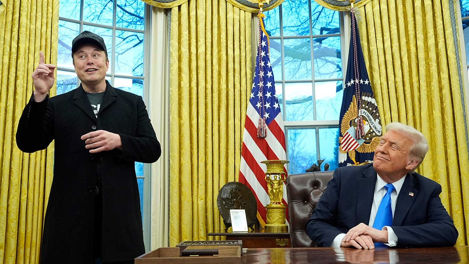 Başkan Donald Trump, oğlu X Æ A-Xii'nin de katıldığı Elon Musk'ın 11 Şubat 2025 Salı günü Washington'da Beyaz Saray'daki Oval Ofis'te yaptığı konuşmayı dinliyor. (Fotoğraf/Alex Bran