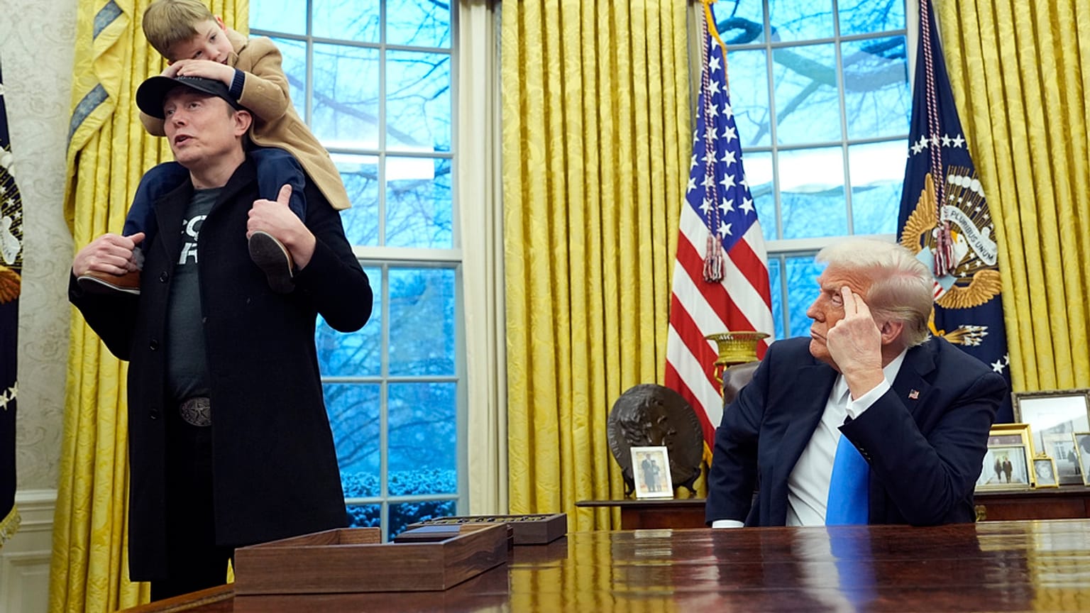 Le président Donald Trump écoute Elon Musk, accompagné de son fils, dans le bureau ovale de la Maison Blanche, le mardi 11 février 2025, à Washington.