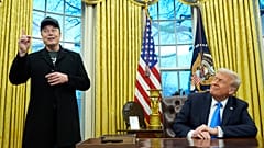 Başkan Donald Trump, oğlu X Æ A-Xii'nin de katıldığı Elon Musk'ın 11 Şubat 2025 Salı günü Washington'da Beyaz Saray'daki Oval Ofis'te yaptığı konuşmayı dinliyor. (Fotoğraf/Alex Bran