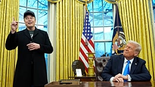 Başkan Donald Trump, oğlu X Æ A-Xii'nin de katıldığı Elon Musk'ın 11 Şubat 2025 Salı günü Washington'da Beyaz Saray'daki Oval Ofis'te yaptığı konuşmayı dinliyor. (Fotoğraf/Alex Bran