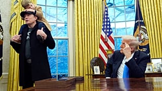 Le président Donald Trump écoute Elon Musk, accompagné de son fils, dans le bureau ovale de la Maison Blanche, le mardi 11 février 2025, à Washington.