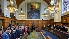 Die Richter treten am 19. Juli 2024 in den Internationalen Gerichtshof (Weltgerichtshof) in Den Haag ein.