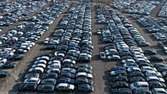 Almanya'nın Essen kentindeki bir lojistik merkezinde depolanan yeni Alman otomobilleri - gümrük vergisi planına rağmen Avrupa otomobil stokları iyi durumda