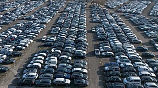 Almanya'nın Essen kentindeki bir lojistik merkezinde depolanan yeni Alman otomobilleri - gümrük vergisi planına rağmen Avrupa otomobil stokları iyi durumda