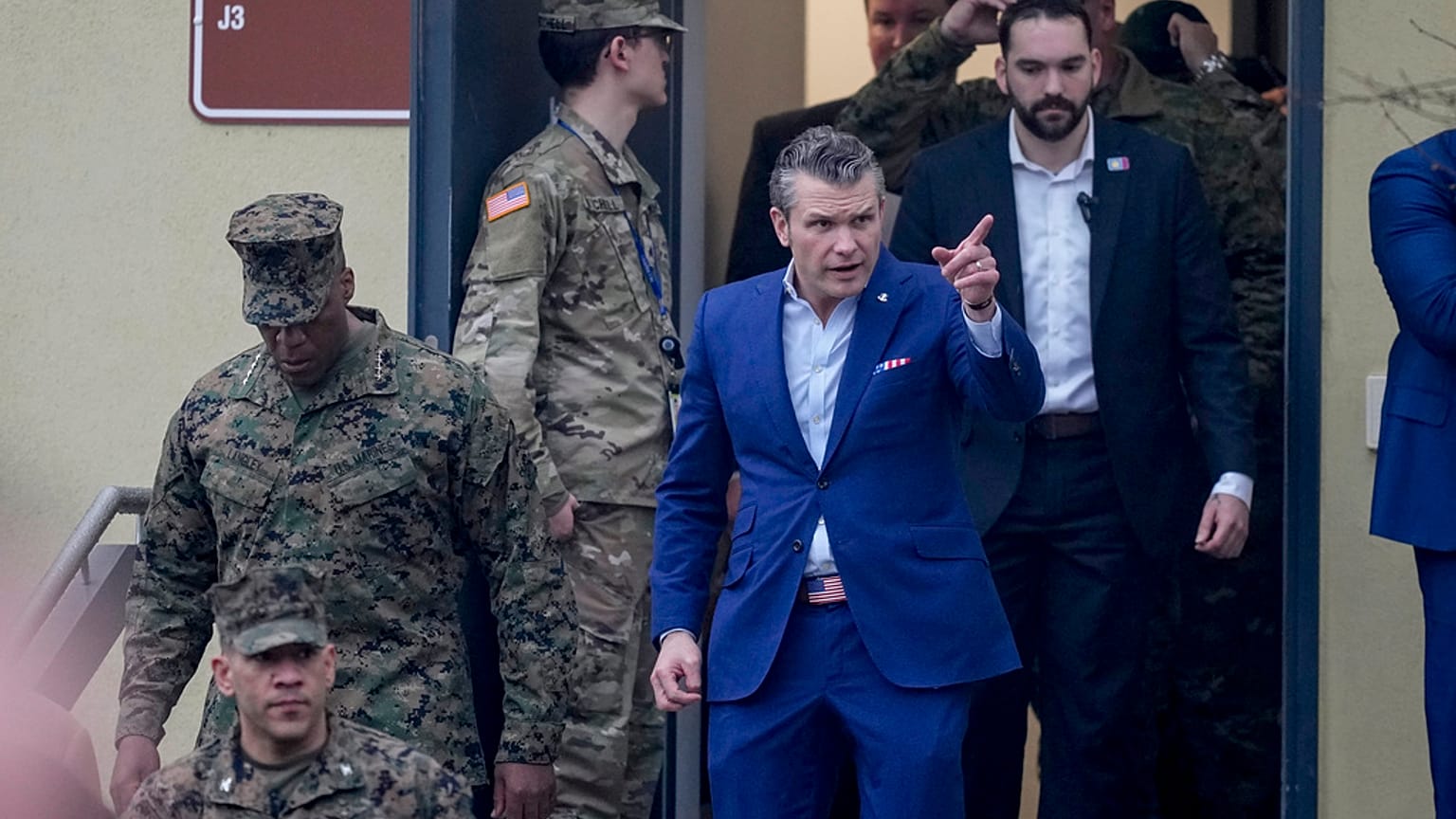 ABD Savunma Bakanı Pete Hegseth (ortada), ABD'nin Avrupa Komutanlığı ve Afrika Komutanlığı'nın Stuttgart'taki Kelly Kışlası'nda, 11 Şubat 2025.