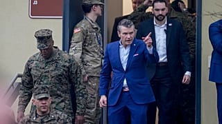 ABD Savunma Bakanı Pete Hegseth (ortada), ABD'nin Avrupa Komutanlığı ve Afrika Komutanlığı'nın Stuttgart'taki Kelly Kışlası'nda, 11 Şubat 2025.